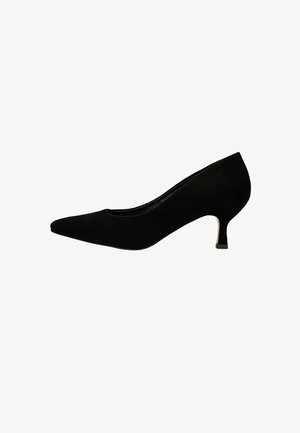 Zwarte suède pumps met puntige neus, lage kittenheel en een gladde silhouet, zijaanzicht op een witte achtergrond.