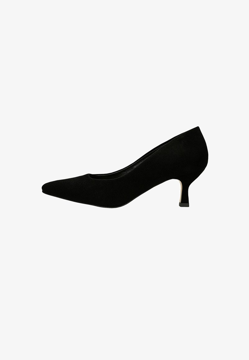 Escarpin en daim noir à bout pointu, avec un petit talon kitten et une silhouette lisse, vu de profil sur fond blanc.