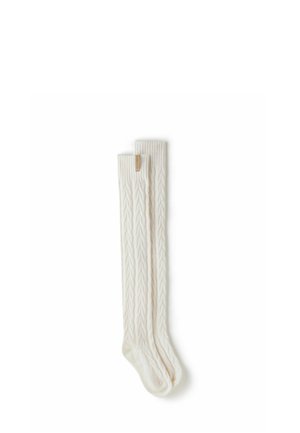Kniesokken in crème met kabelstructuur, voorzien van een ribbelrand en een klein merklabel voor detail. Zacht materiaal.