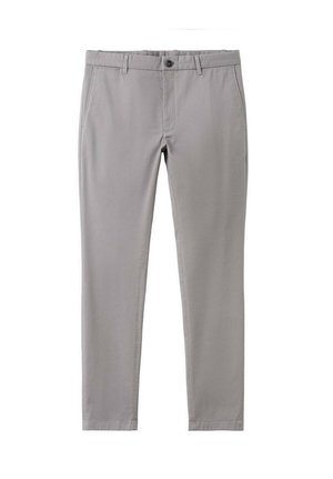 Pantaloni grigi in cotone a taglio affusolato con fronte piatto, chiusura con bottone e due tasche laterali. Tessuto liscio e dettagli di cucitura sottili.