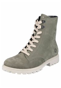 Botín de cuero verde con una superficie texturizada, con cordones crema, ojales de metal y una suela blanca rugosa para mayor tracción.
