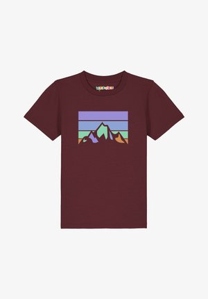 Dunkelburgunderfarbenes Kinder-T-Shirt mit einem bunten geometrischen Bergdesign und horizontalen Streifen in Lila, Blau, Grün und Orange.