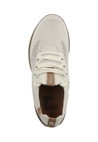Baskets légères beige respirantes avec une tige en maille texturée, des lacets crème et une semelle extérieure en caoutchouc marron. Présente un branding écologique à l'intérieur.