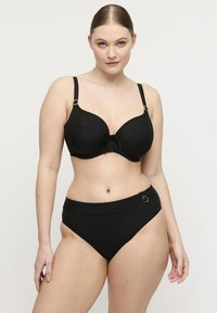 Czarny komplet bikini z prążkowaną teksturą. Góra posiada fiszbiny i kokardkę na środku, a majtki z wysokim stanem ozdobione są złotymi detalami.