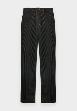 Pantaloni a righe nere in denim, con cuciture arancioni e design a gamba dritta. Dotati di chiusura frontale con bottone e passanti per cintura.