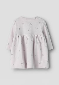 Robe bébé à manches longues rose clair avec de petites impressions florales noires et blanches et une texture subtile de rayures verticales, taille froncée et encolure ronde.