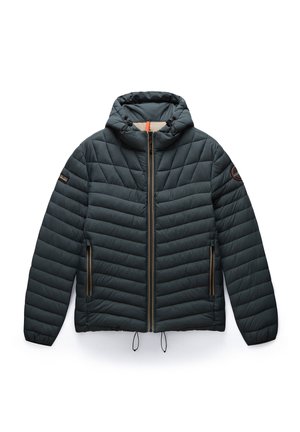 Chaqueta acolchada en verde oscuro con capucha, que presenta un acabado acolchado, dos bolsillos laterales y un cierre frontal con detalles en naranja.