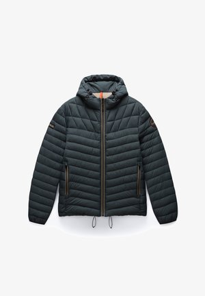 Giacca imbottita di colore verde scuro con cappuccio, caratterizzata da una texture trapuntata, due tasche laterali e una zip frontale con dettagli arancioni.