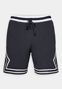 Pantalones cortos deportivos negros con textura de malla, cinturilla con rayas blancas y detalles de acento, que cuentan con un cierre de cuerda elástica y patrones laterales.