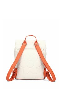 Sac à dos blanc avec un motif floral sur le devant, finition texturée, et bretelles ainsi que détails orange. Fermeture éclair en haut.