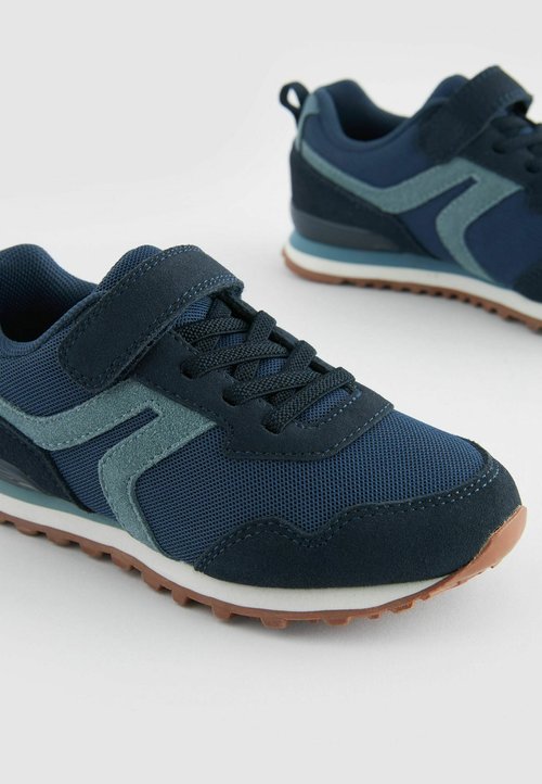 Sneaker navy in materiali mesh e suede, dotate di una fascia in velcro, design con lacci e suola in gomma testurizzata con un accento marrone.
