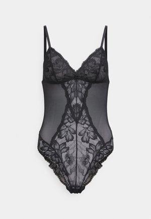 Musta pitsinen vartalopuku, jossa on kukkakuvioita, läpikuultavia verkkokangasosia, säädettävät olkaimet ja aaltoilevat reunat pääntiellä sekä lahkeiden aukkojen reunoissa.