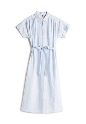 Gaiši zila kokvilnas krekla kleita ar īsām piedurknēm, pogu aizdari priekšpusē un jostu viduklī. Iezīmējas ar smalku tekstūru un pieguļošu siluetu.