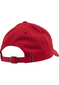 Rode katoenen baseballcap met een verstelbare riem aan de achterkant, voorzien van subtiele stikdetails en zes ventilatiegaten.