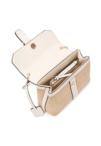 Beige geweven handtas met crèmekleurige leren accenten. Heeft een drukknopsluiting, binnencompartimenten en details in goudkleurige hardware.