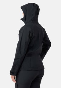 Sort vandtæt jakke med hætte, sømløst design og tætsiddende pasform. Funktioner inkluderer justerbare manchetter og tekstureret stof.