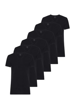 Sei T-shirt nere a maniche corte con scollo a V disposte in un motivo alternato su sfondo bianco.
