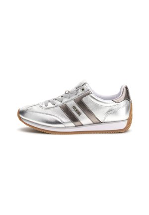Sneaker metallici argento con accenti bianchi e marroni. Caratterizzati da un design elegante, chiusura con lacci e suola in gomma testurizzata.