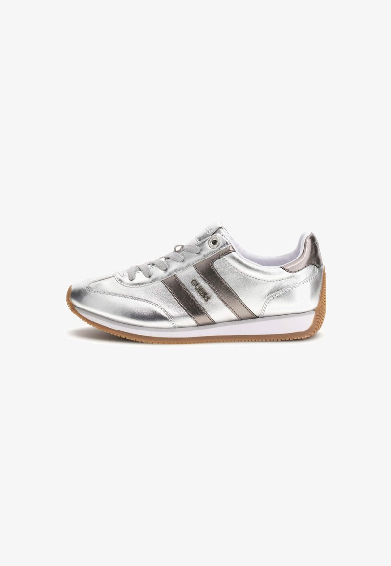 Silberne metallische Sneakers mit weißen und braunen Akzenten. Verfügt über ein elegantes Design, Schnürverschluss und eine strukturierte Gummi-Sohle.
