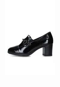 Scarpa con tacco in pelle nera lucida, con punta rotonda, caratterizzata da un cinturino decorativo con dettaglio a fibbia. Tacco a blocco con finitura testurizzata.