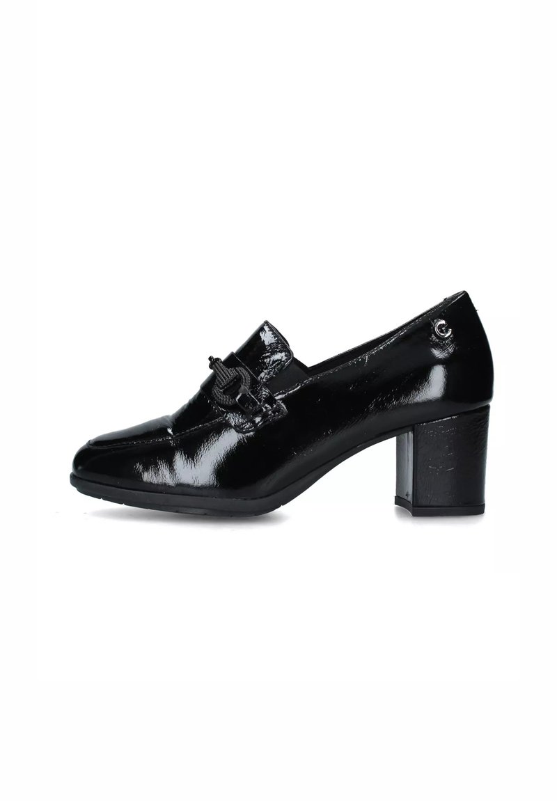 Scarpa con tacco in pelle nera lucida, con punta rotonda, caratterizzata da un cinturino decorativo con dettaglio a fibbia. Tacco a blocco con finitura testurizzata.