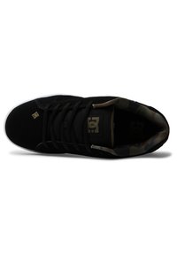 Čierne semišové skate topánky s tmavým kamuflážovým podšívkou, s čiernymi šnúrkami a bielou gumovou podrážkou. DC logo na boku.