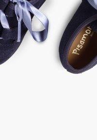 Scarpe in suede blu scuro con punta rotonda, dotate di un laccio in raso e un interno morbido, con logo impresso sulla soletta.