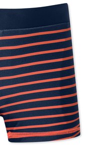 Marineblå svømmedragter med vandrette røde striber, en glat tekstur og et kontrastbånd i taljen. Syningsdetaljer i kanten forneden.