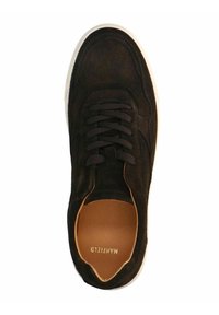 Sneaker in suede nero con punta arrotondata, parte superiore testurizzata e lacci coordinati. Presenta un interno in pelle marrone e una suola in gomma bianca.