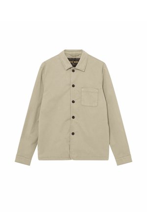 Camisa beige de manga larga con botones, cuello y un bolsillo en el pecho, hecha de tela ligera.