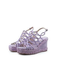 Sandali wedge di colore viola chiaro con un intricato design a strisce, piattaforma intrecciata testurizzata e cinturino alla caviglia regolabile.