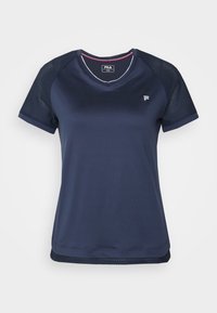 Námořnické triko s krátkým rukávem, síťovinovými panely na ramenou, designem s véčkovým výstřihem a logem Fila na hrudi. Hladká textura.