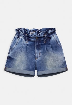Shorts in denim con vita arricciata, lavaggio azzurro chiaro, pieghe frontali e orli arrotolati. Presentano due tasche anteriori e chiusura con bottone.