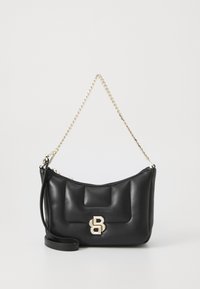 Černá kožená kabelka se zlatým řetízkovým popruhem, zapínáním na zip, zdobená vystouplým logem a prošívaným vzorem na jedné straně. Kompaktní a elegantní tvar.