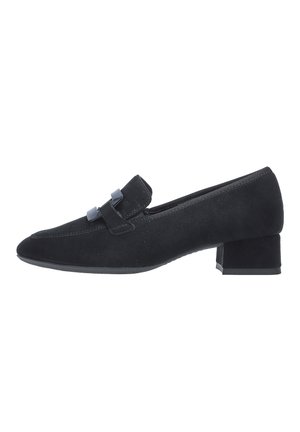 Zwarte suède schoenen met een lage hak en een spitse neus, voorzien van een decoratieve band en gespdetail. Vlotte textuur met een stevige rubberen zool.