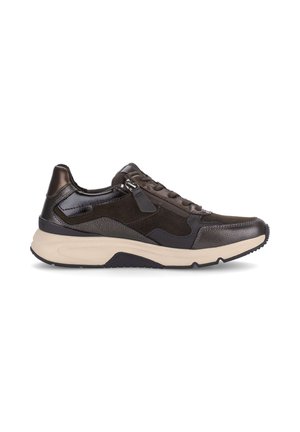 Baskets basses noires avec dessus en cuir et daim mélangés, fermeture éclair latérale, laçage devant et semelle épaisse beige à motif noir.