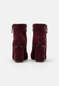 XTI Kotníková obuv - bordeaux