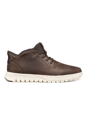 Sneaker casual marrone in pelle con suola bianca spessa scanalata e chiusura con lacci, mostrata in profilo laterale.