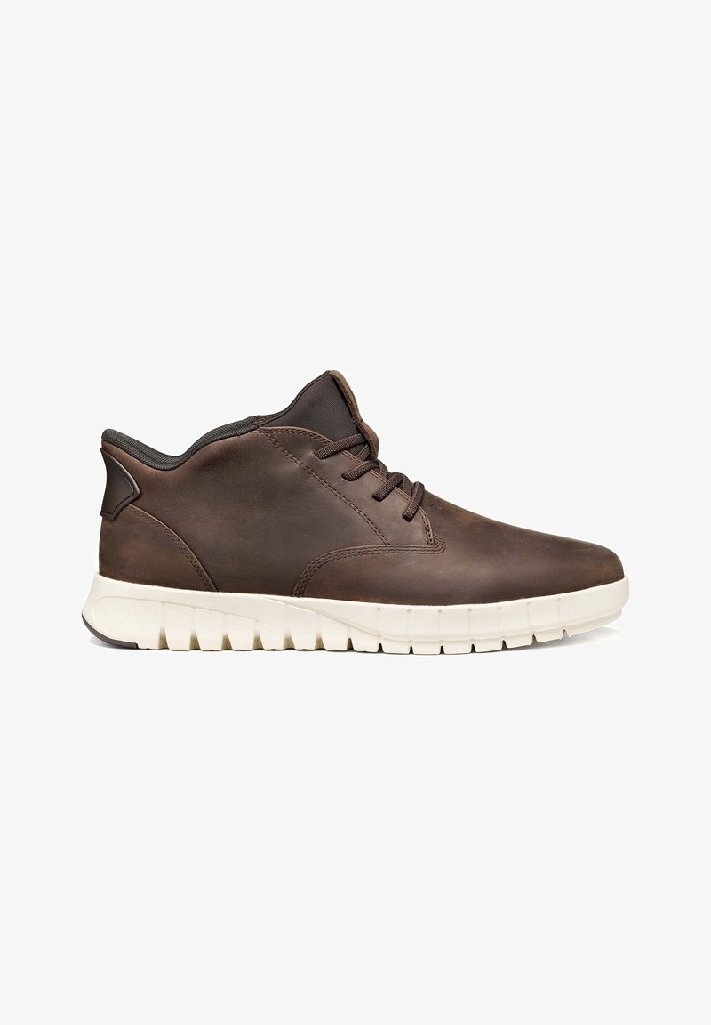 Baskets décontractées en cuir marron avec semelle blanche épaisse rainurée et fermeture à lacets, vues de profil.