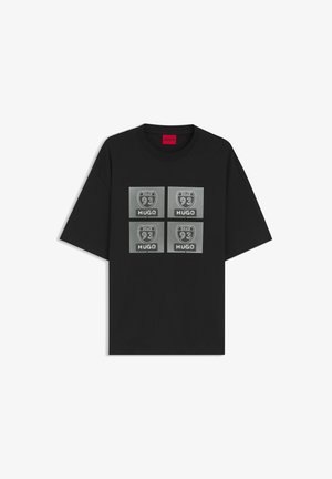 Czarny T-shirt z krótkim rękawem z czterema szarymi kwadratowymi naszywkami, każda przedstawia tarczę "Road 93" oraz biały napis "HUGO".