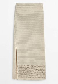 Jupe en maille beige longueur genou avec une fente latérale et un ourlet texturé, présentée à plat sur fond blanc.