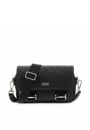 Bolso mensajero de cuero negro con diseño de logotipo en relieve, correa ajustable, detalles de herrajes plateados y cierres delanteros con hebilla.