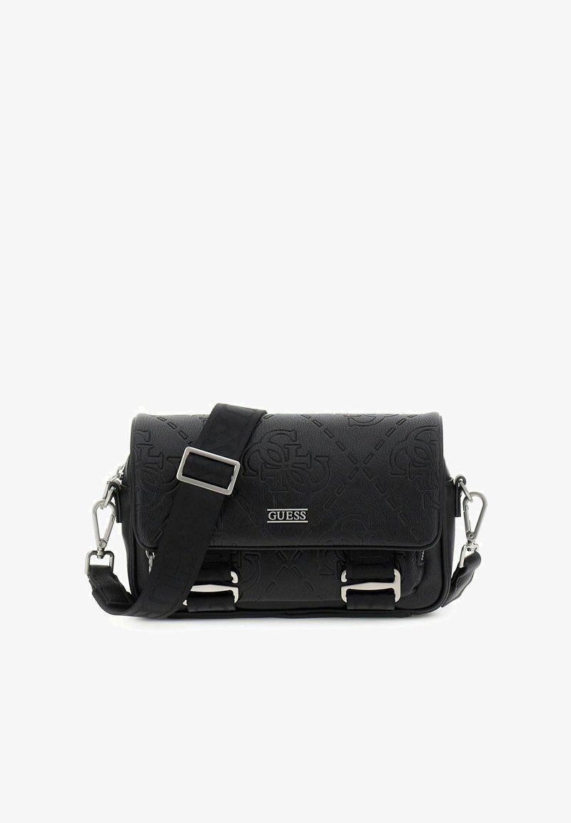 Borsa a tracolla in pelle nera con logo in rilievo, tracolla regolabile, dettagli in metallo argentato e chiusure frontali con fibbie.