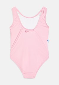 Maillot de bain une pièce rose avec un décolleté arrondi et des fines bretelles. Présente un petit nœud à l'avant et une doublure blanche. Tissu doux et extensible.
