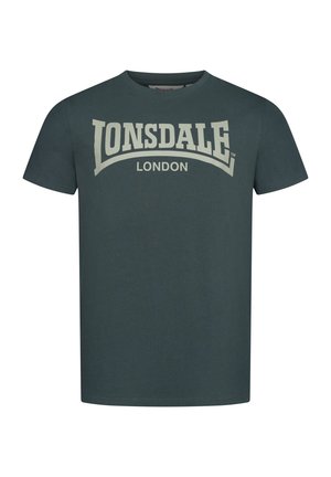 Sötétzöld pamut póló rövid ujjakkal és kerek nyakkal; a mellrészen nagy krém színű "Lonsdale London" logó található.