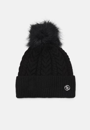 Schwarze Strickmütze mit einem Zopfmuster, einem umgeschlagenen Saum und einem Kunstfell-Pompom oben. Enthält ein kleines Logo-Label.