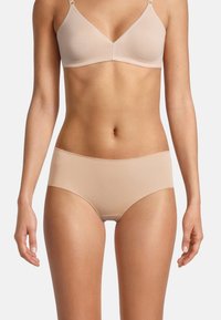 Hellbeige Bralette mit verstellbaren Trägern, nahtlosem Design, weichem Material und passenden hellbeigen Hipster-Shorts. Schlichter, minimalistischer Stil.
