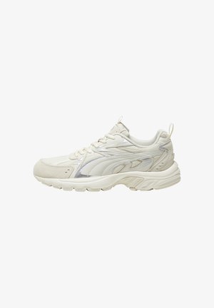 Chaussure de sport blanche présentant un dessus texturé avec des superpositions en daim et en synthétique, des lacets ton sur ton et une épaisse semelle en caoutchouc. Accents de design classique.