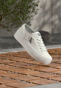 Niewybrane, bright white/black