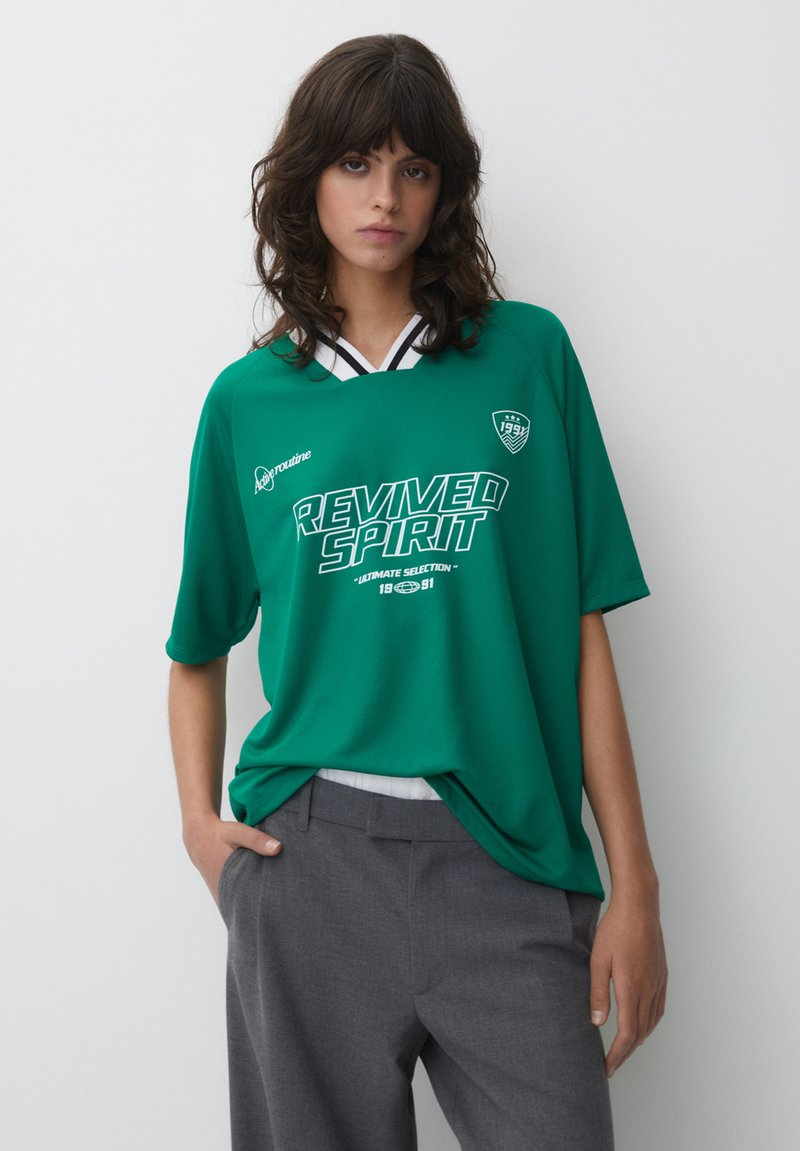 PULL&BEAR VNECK FOOTBALL Tshirts print green/grøn Zalando.dk